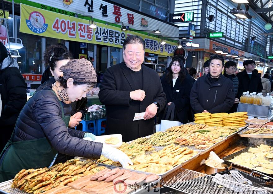 1-1. 김경일 파주시장, 설 앞둔 전통시장에서 명절 장보기.jpg
