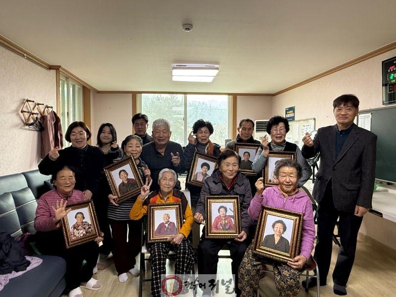 13-1. 연천군 학교 밖 청소년 지원센터  어르신 위한 ‘장수사진 전달식’ 개최.jpg