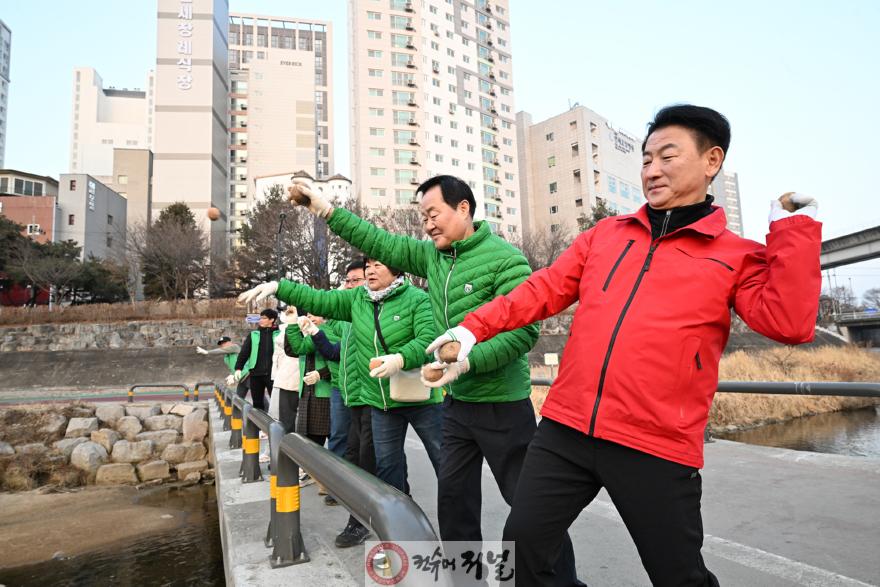 1.자치행정과(의정부시 새마을회, 중랑천 일원 환경정화 활동으로 새해 힘찬 출발)1.JPG