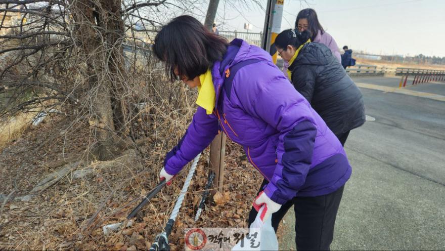 1._지난_21일_인천_계양구_서운동_서부간선수로_일대에서_신천지_자원봉사단_계양지부_봉사자들이_생활쓰레기를_수거하며_환경_정화_활동을_하고_있다..jpg
