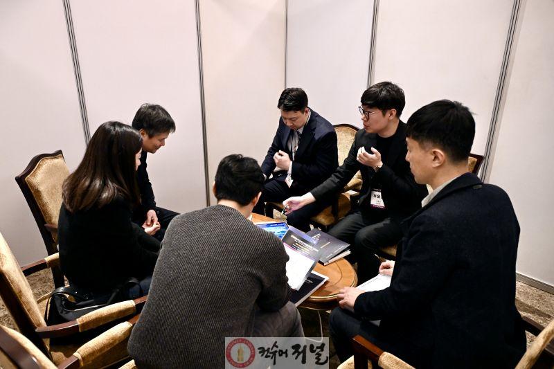 [수시보도] 포럼에 참가한 시흥시 미래전략담당관 직원들이 회의를 하고 있다.jpg
