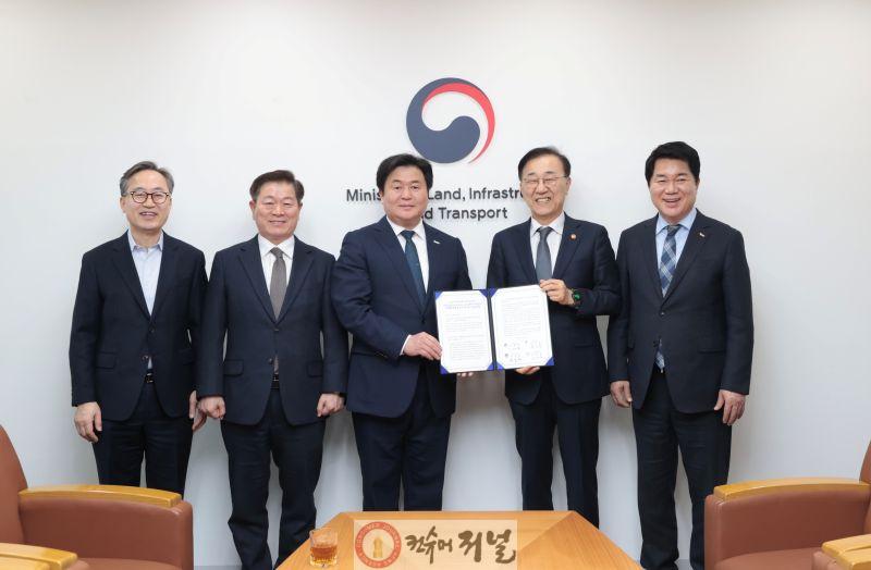 [수시보도] (사진 왼쪽부터) 유성훈 금천구청장, 박승원 광명시장, 임병택 시흥시장, 김윤덕 국토교통부 장관, 박준희 관악구청장이 함께 촬영하고 있다..jpg