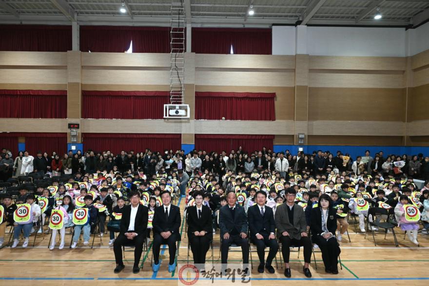 보성초등학교 입학식 교통사고 예방 안전물품 배부 모습 (1).JPG