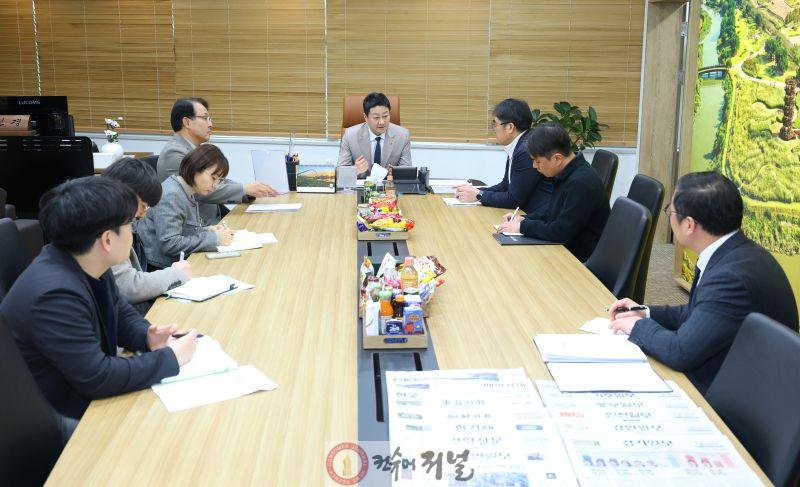 260305 김진경 의장, 과천 경마장 도내 이전 관철 위해 집행부와 긴급 점검1.jpg