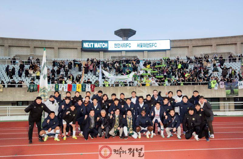 사진1. 경기 후 승리샷 촬영중인 김포FC 선수단.jpg