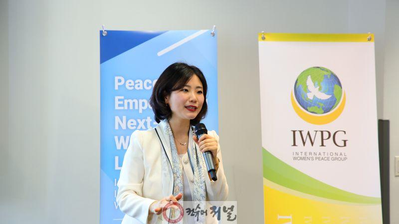 2_전나영_IWPG_대표가_여성평화교육을_소개하고_있다_.JPG