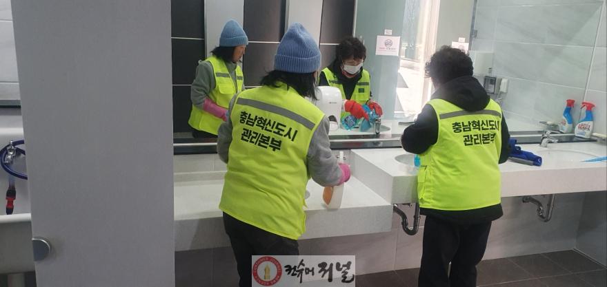 화장실 청소 모습.jpg