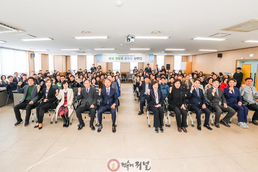 (0312 추가송부)윤환 계양구청장이 12일 효성1동 동방문 행사에서 주민들과 소통하고 있다 (4).jpg