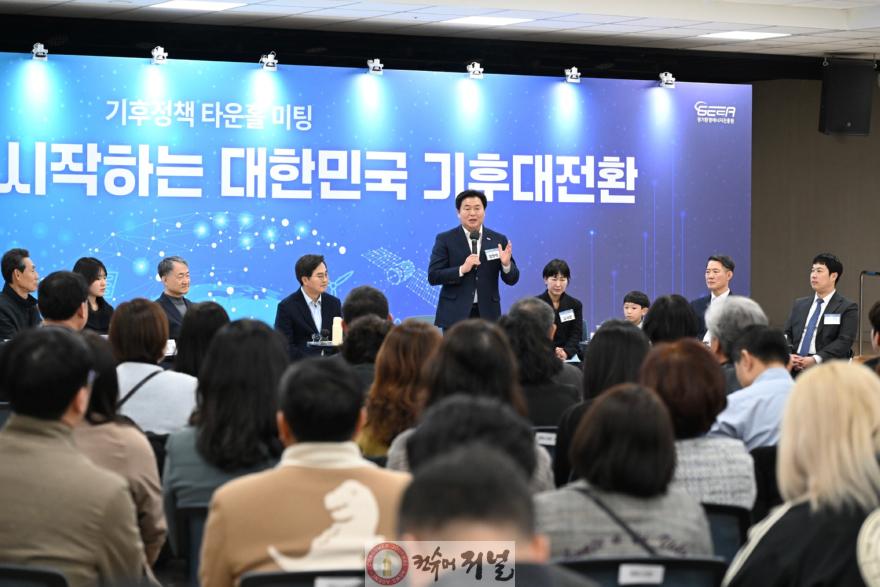 보도자료1-1 16일 시흥시근로자종합복지관에서 열린 ‘도민 참여형 기후정책 타운홀 미팅’ 행사에서 임병택 시장이 축사를 하고 있다.jpg