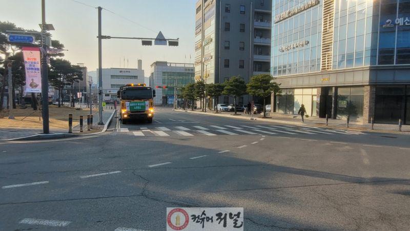 노면청소차 운행 모습 (1).jpg