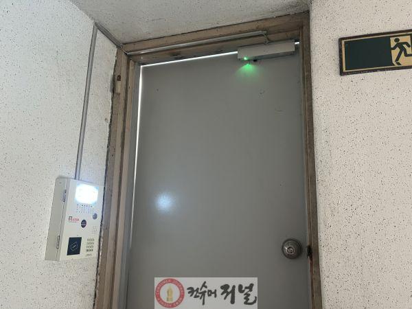 2.공동주택 옥상출입문 자동개폐기 설치 모습.jpg