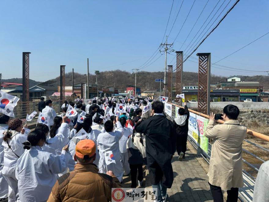 260323 백학초등학교 지역 연계 두일리장터 항일만세운동 기념식 참여(사진1).jpg