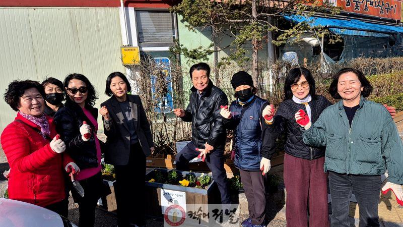 0323 효성1동 주민자치회, 봄맞이 꽃 심기 활동 실시 (1).jpg