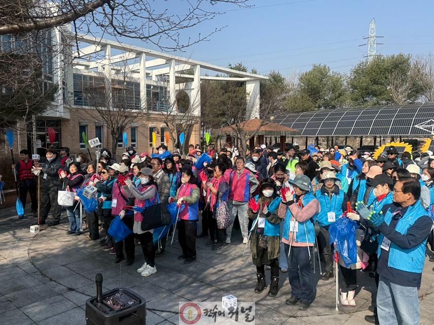 5-3. 파주시, 세계 물의 날 맞아 공릉천·금촌천 대청소 실시_행사 오리엔테이션).jpg