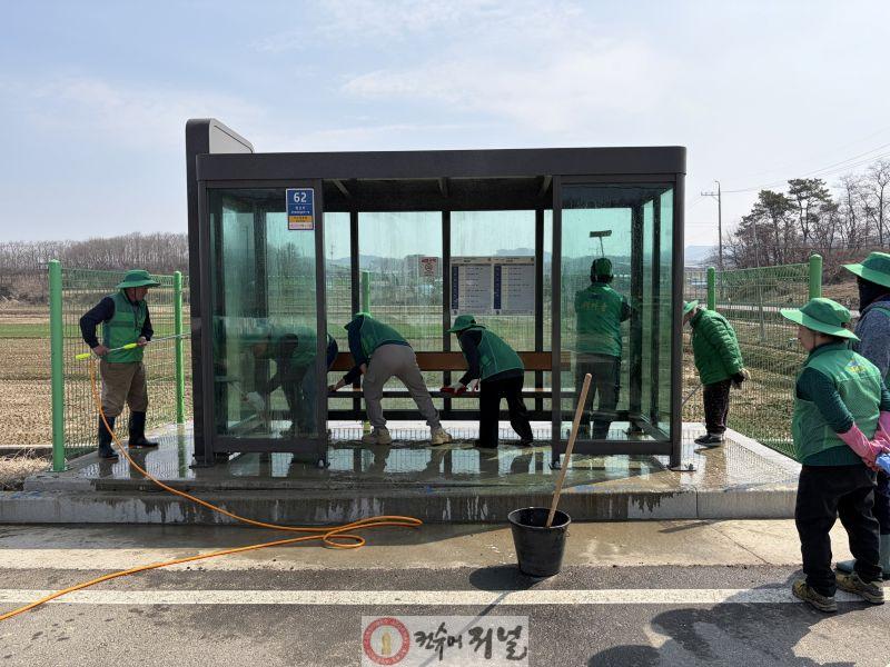 10.신양면 새마을협의회 버스정류장 환경정비 사진 (2).jpg