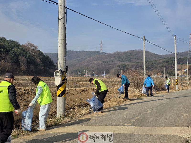 11.봉산면 환경정화 활동 모습.jpg