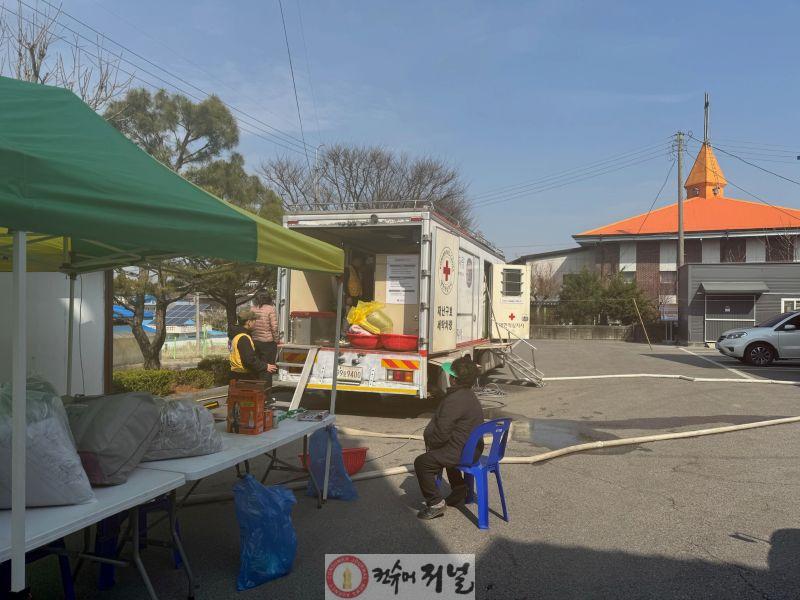 12.오가면적십자봉사회 이불세탁 봉사 모습.jpg
