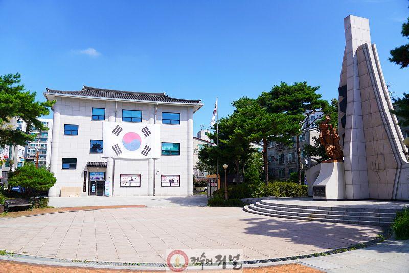 3·1만세운동 역사문화센터 및 황어광장 기념탑.jpg
