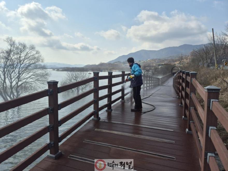 2.느린호수길 데크 청소 사진.jpg