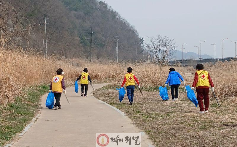 10.대한적십자사 신양면 협의회 환경정화 활동 모습 (2).jpg