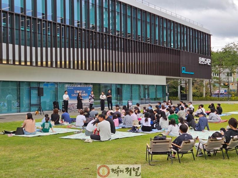 2-10. [기획] 파주 문산도서관,  6개월 만에 독보적 이용률 기록하며 흥행 돌풍_튠에이드 아카펠라 공연(2025.10.12.).jpg