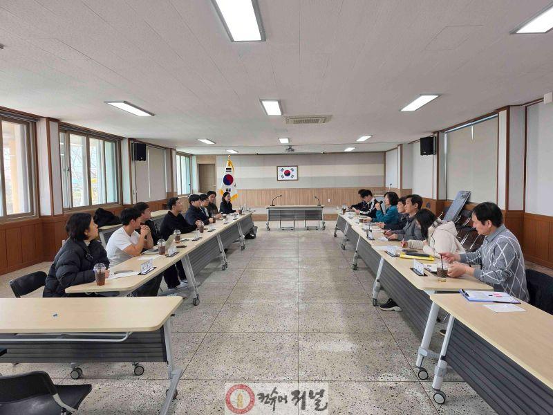 10.신양 임대형 스마트팜단지 관계자 업무 협의 모습.jpg