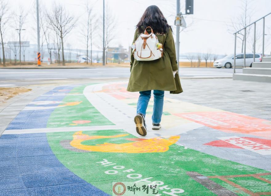 접근성 개선사업(계양아라온~황어장터 보행로에 조성된 유도선을 따라 방문객이 이동하고 있다.).jpg