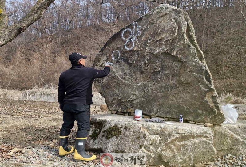 4.전곡읍지역사회보장협의체, 글씨 재능기부 눈길1.jpg