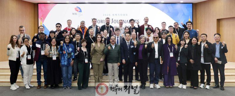 260402_경기도의회__세계기자대회_외신기자단_맞아_교류_확대...“AI_시대에도_저널리즘_본질은_신뢰...언론_역할_더욱_중요”_(1).jpg
