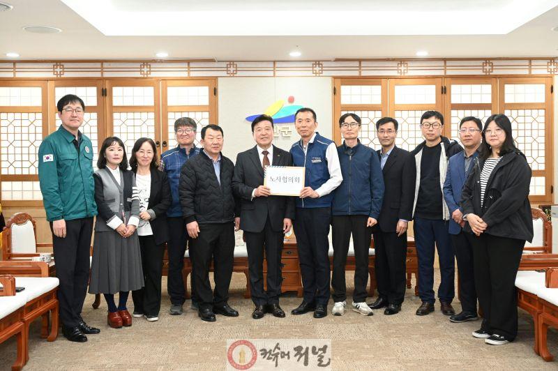 12.노사협의회 기념촬영.jpg