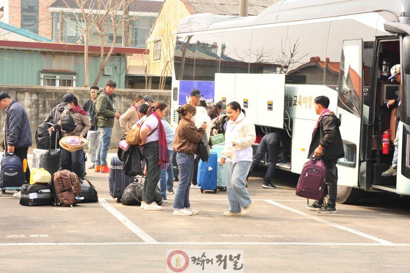 연천군에 도착한 계절근로자들 버스ㅔ서 하차하고 있다.JPG