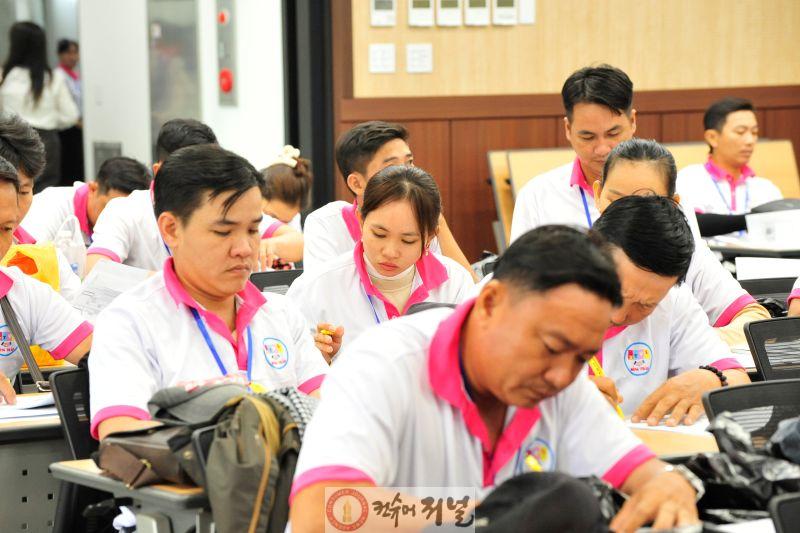 근로계약서를 작성하고 있다.JPG