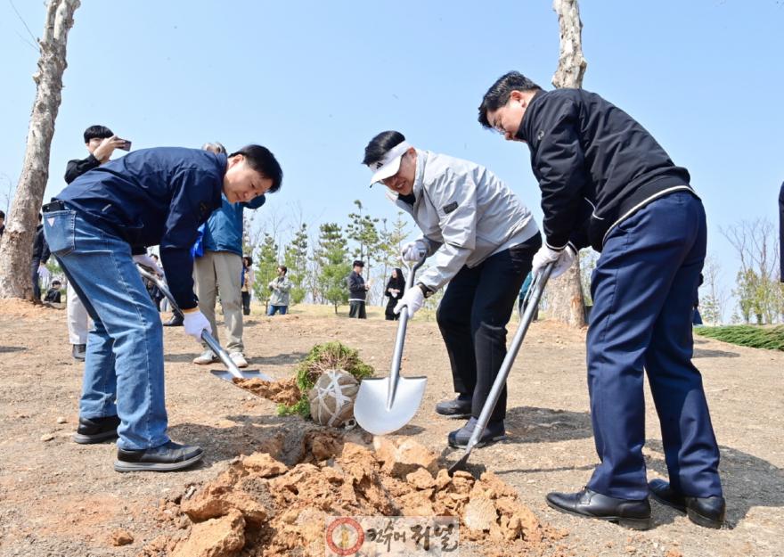 260402_김태희_의원__“새로숲_경기지방정원__쓰레기_매립지에서_생명_정원으로..._녹색_전환의_출발점”_(1).JPG