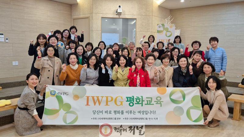 1. 강연 후 단체 기념사진 촬영을 하고 있다..jpg