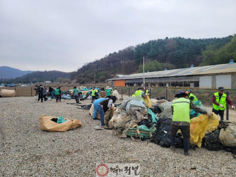 3.연천읍, 영농 폐비닐 분리 선별 작업 실시.jpg