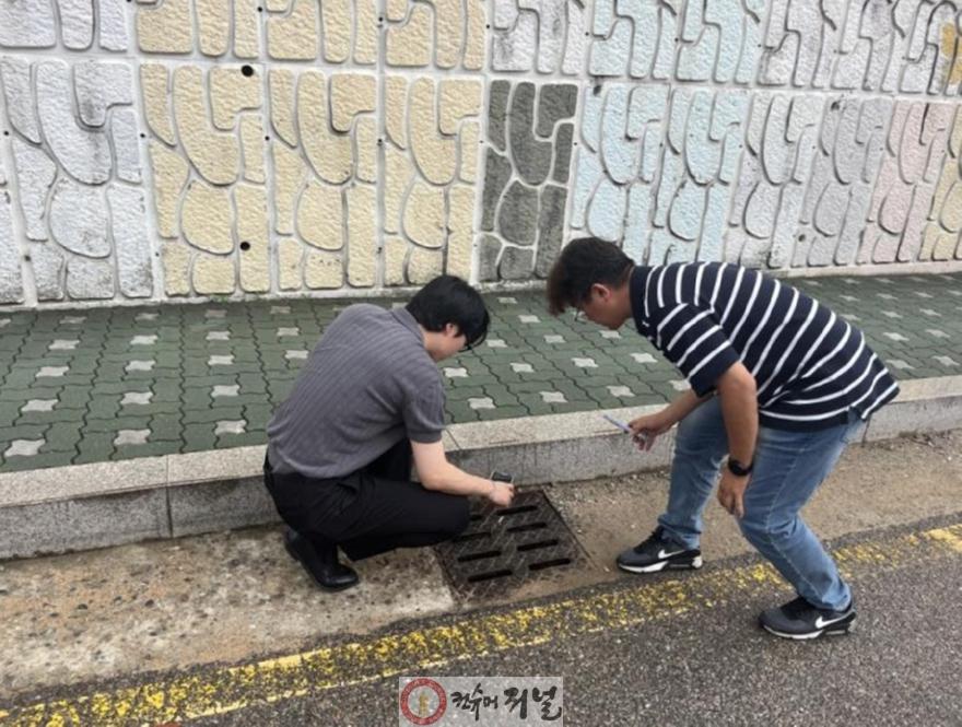 0403 계양구 관계자가 지난해 여름철 풍수해 대비를 위해 집수받이를 점검하고 있다..jpg