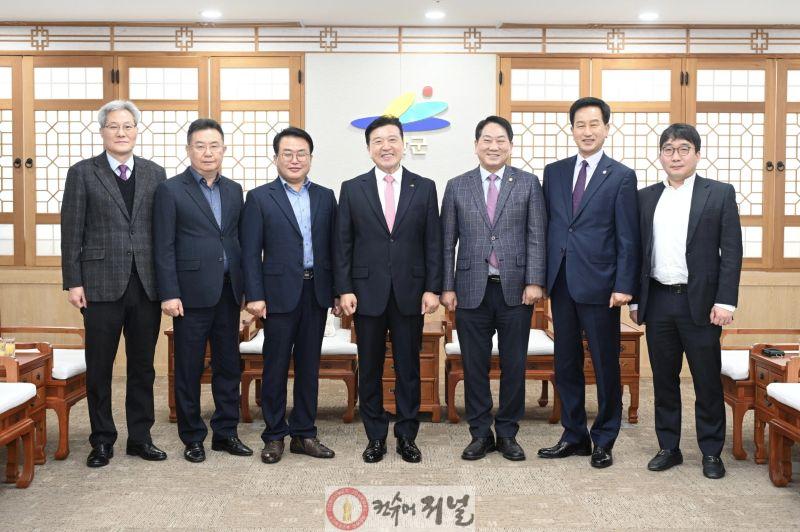 7.결산검사위원 기념촬영.jpg