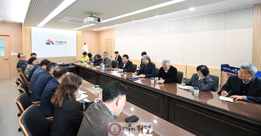 보도자료1-1 박승삼 시장 권한대행이 6일 시청에서 긴급 간부회의를 열고 발언을 하고 있다.jpg