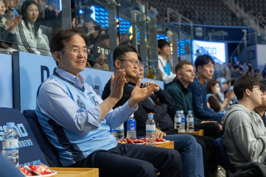 2. 고양시, 6강 PO 진출 ‘고양 소노 스카이거너스’에 축전 전달.jpg