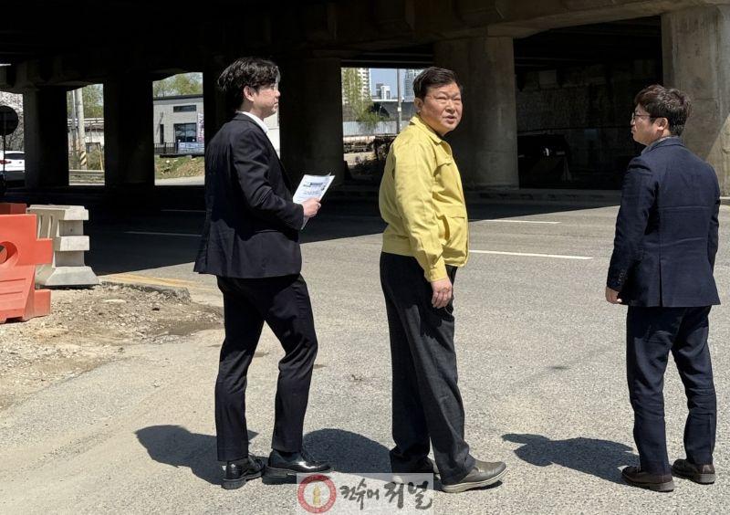 보도자료1 박승삼 시흥시장 권한대행이 침수우려도로를 현장점검하고 있다.jpg
