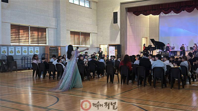 3.연천군, 초성초서 ‘찾아가는 스크린 콘서트’ 성료...학생·교사 높은 호응.jpg