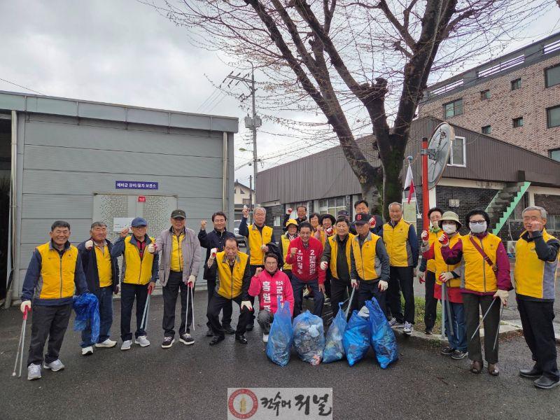 덕산면 노인회분회 환경정화 모습 (3).jpg