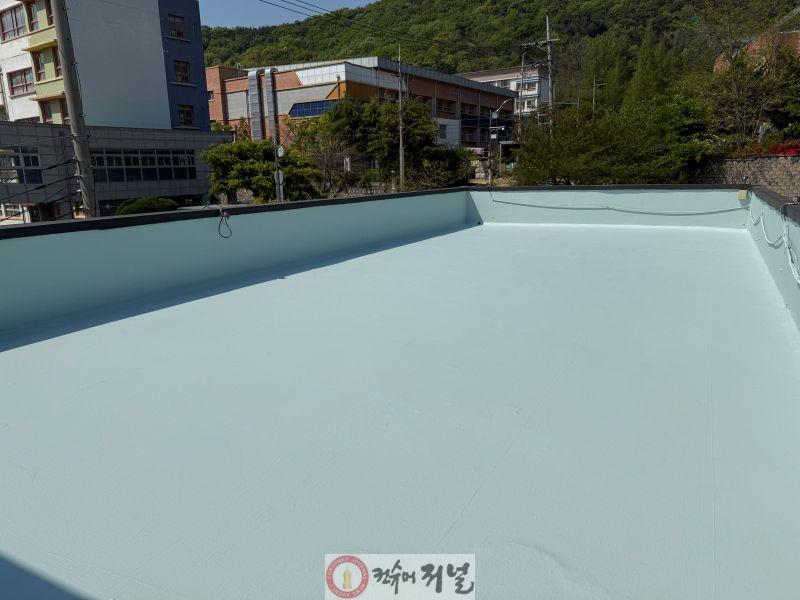 0410 계양구, ‘기후위기 취약계층·지역 지원사업’ 7년 연속 공모 선정(지난해 어린이집 옥상에 쿨루프 시공을 완료한 모습).jpg