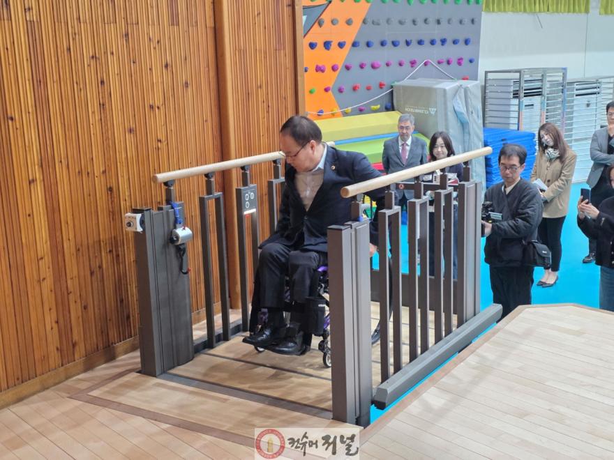 260410_박재용_의원__교육현장_무대_접근성_체험..._포용적_환경_조성_논의_(1).jpg