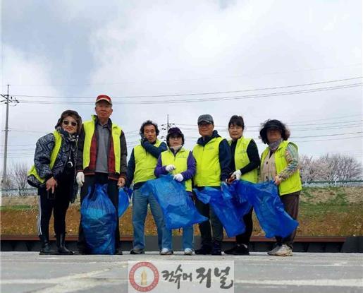 8.청산면 주민자치위원회, 봄맞이 베개용암 출렁다리 환경정화 활동 실시2.jpg