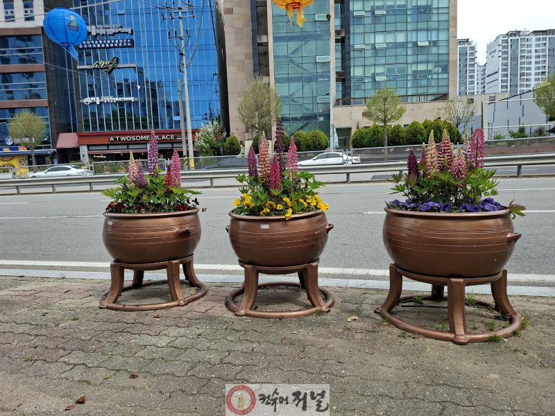 7.봄꽃 식재 모습 (1).jpg