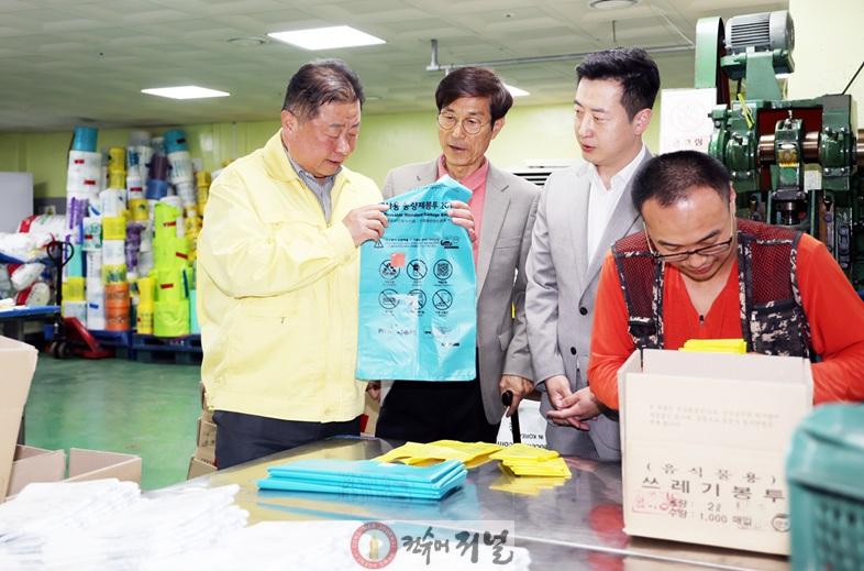 4-1. 파주시장, 종량제봉투 제작업체 현장 점검 “시민 불편 없도록 공급에 만전”.jpg