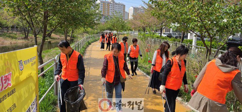 0417 계양3동 주민자치회, ‘꽃길 걷고 정화하고’... 봄맞이 환경정화 활동 (1).jpg