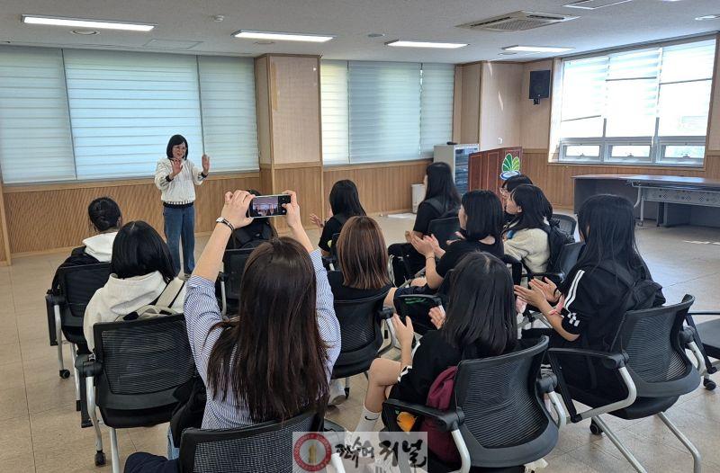 0420 효성1동 주민자치회, 학교 연계 ‘걸어서 공공기관 탐방’ 진행 (1).jpg