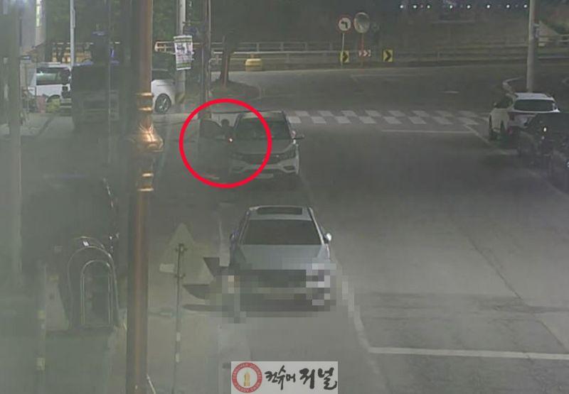 2.CCTV통합관제센터 관제요원에 포착된 차량털이범.jpg
